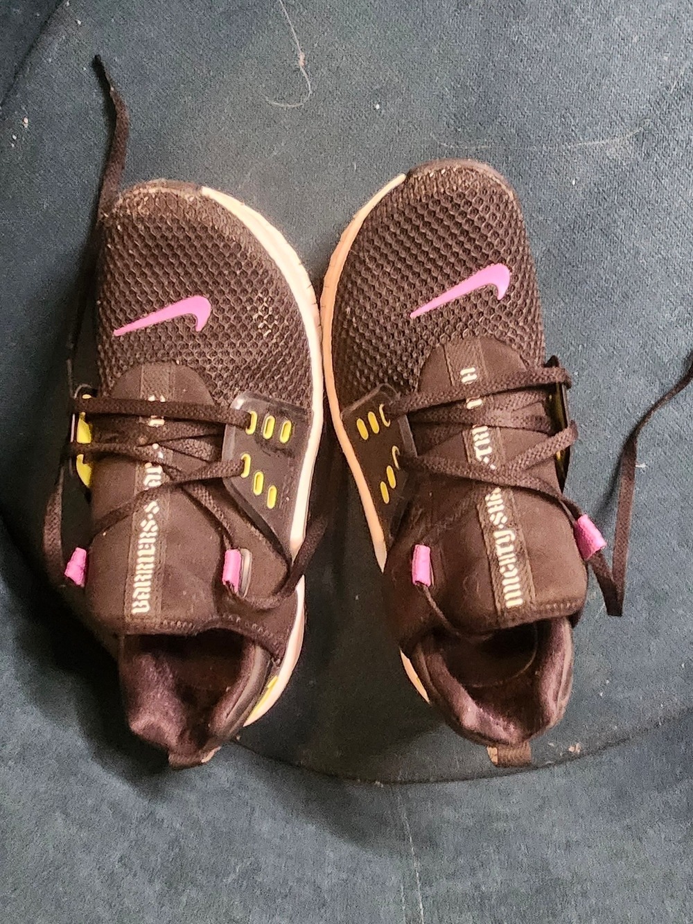 Nike Black Running Shoes with Pink Swoosh - Picture 4 of 10